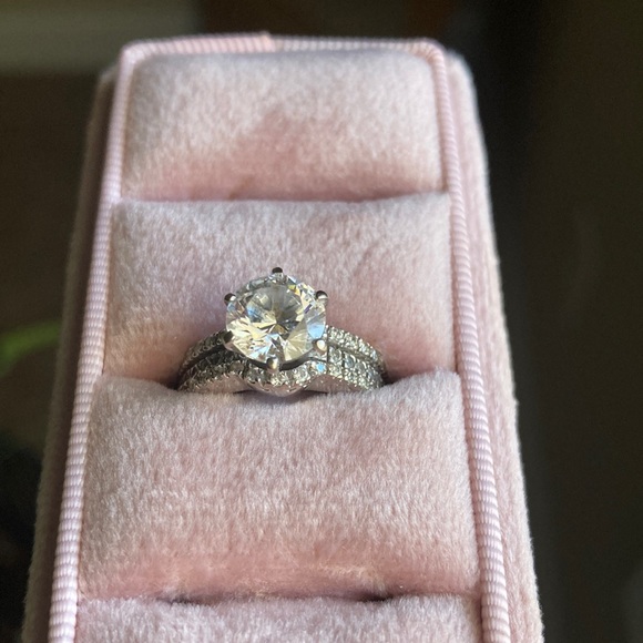 Gorgeous engagement/wedding band set: Diamond Nexus - Picture 1 of 5